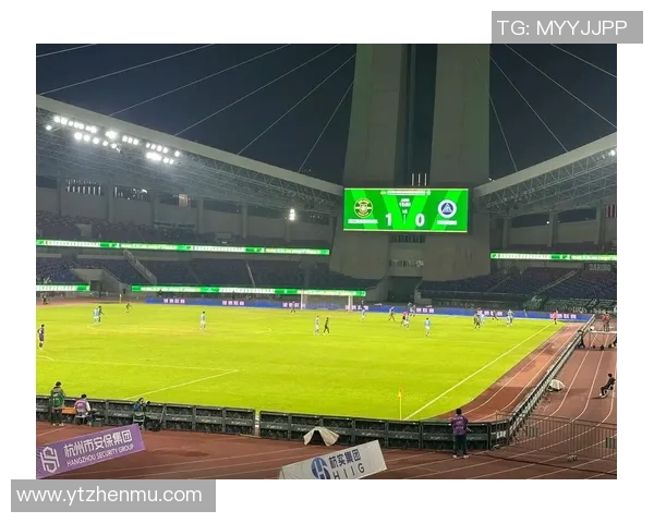 现役足球球星野人带领球队冲击冠军荣耀，展现非凡球技与领袖魅力